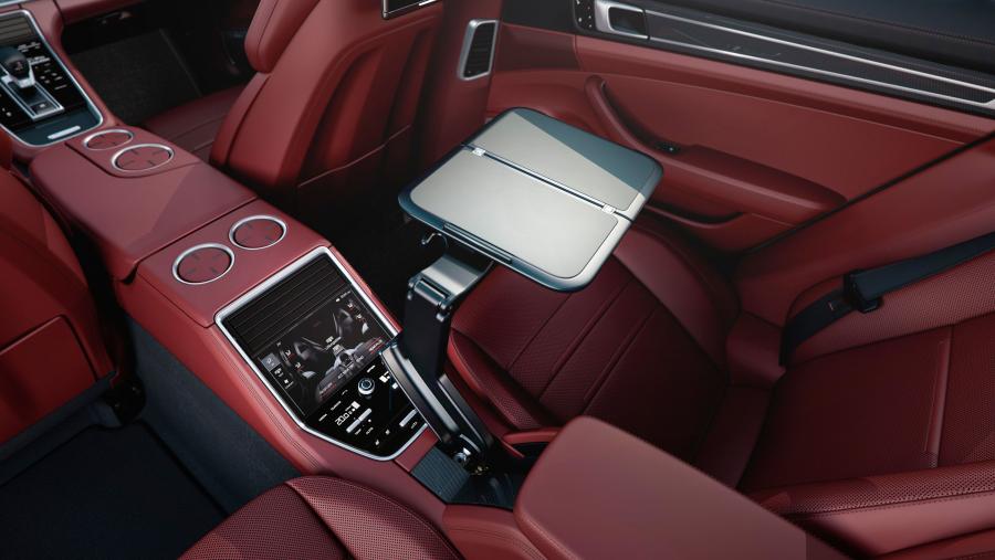 Детали интерьера Porsche Panamera 4 E-Hybrid Executive 2016 года  (фото 2 из 21)